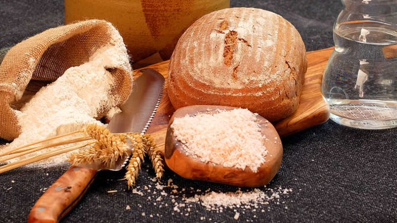 Mehl, Ähren und frisch gebackenes Brot